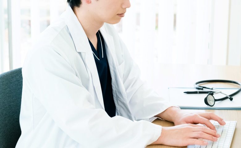 「お医者さんですよね？」→「違いますけど…」私の彼を「医師」だと勝手に勘違いした同級生の暴走