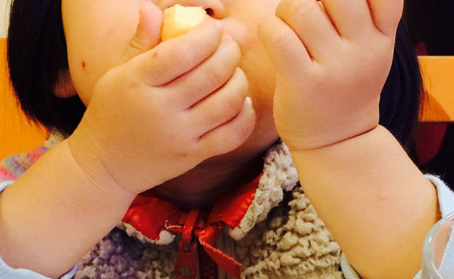 離乳食の悩み 思いきって始めた おてての日 でイライラ解消 ベビーカレンダーのベビーニュース