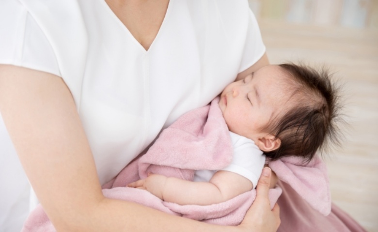 「チクチクしてない？！」友人の赤ちゃんを抱っこした瞬間、冷や汗…半袖の腕を見て青ざめたワケ