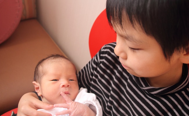 ごめんね 5歳長男の 僕も抱っこされたい という言葉にハッとした ベビーカレンダーのベビーニュース