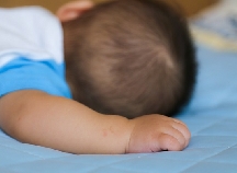 助産師が回答 大人の柔らかい布団で赤ちゃんと添い寝は危険ですか ベビーカレンダーのベビーニュース