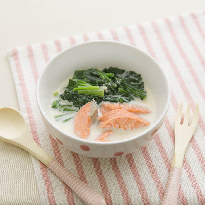 【離乳食後期】鮭とほうれん草のミルク味噌煮