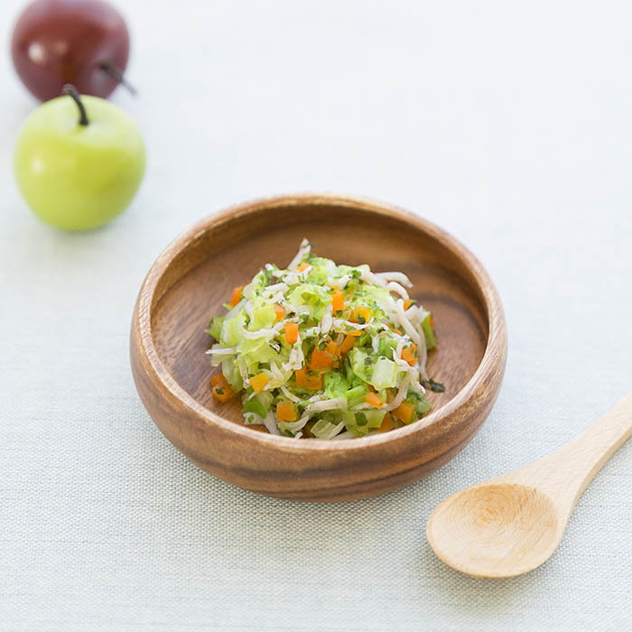 【離乳食中期】しらすとキャベツ野菜のサラダ
