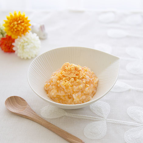 【離乳食中期】にんじん粥にゆで卵黄を♡