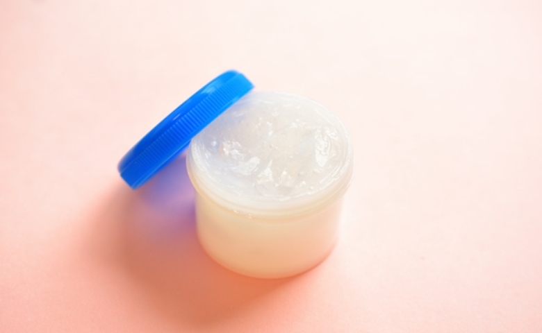 「朝にはツルツル」シワ、たるみが気になる私の年齢肌にぴったり！ワセリンを使った高コスパ美容が良き