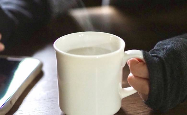 コップに入った白湯