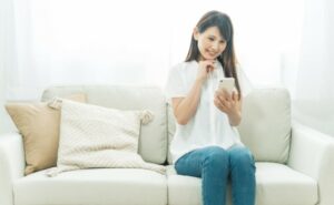 スマホを見るイメージ