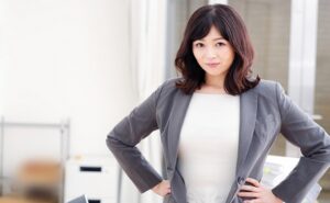 腰に手を当てて立つ女性
