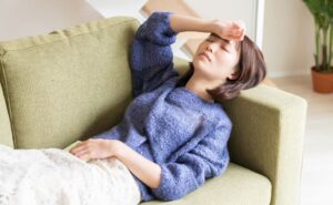 ソファに横たわる女性