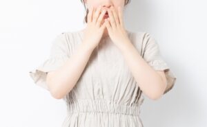 驚いている女性