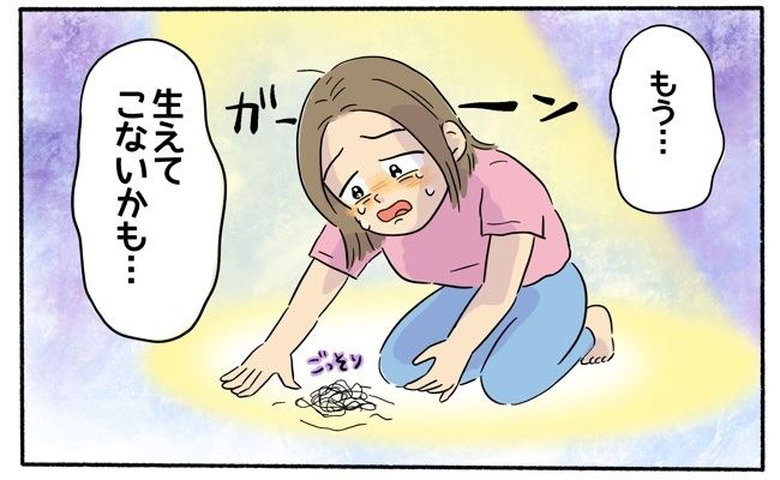 高齢出産後、大量の抜け毛に悩む女性のイメージ