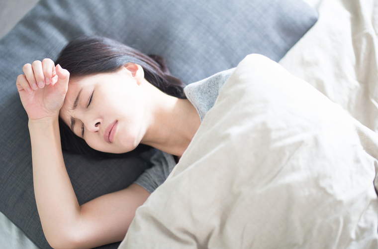 40~50代女性 の9割が悩みがあると回答。眠れない夜のドキドキ・モヤモヤに、今日からできるセルフケア【医師解説】