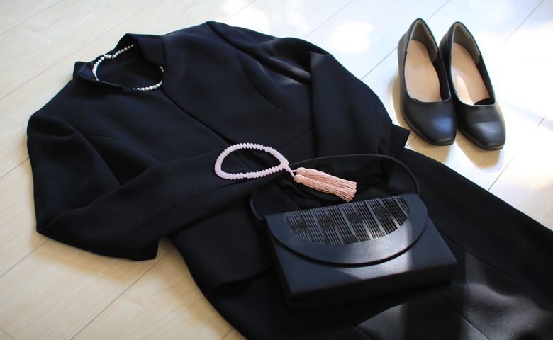喪服のストッキングに数珠まで…不慣れな私がやってしまった葬式での失敗とは【体験談】