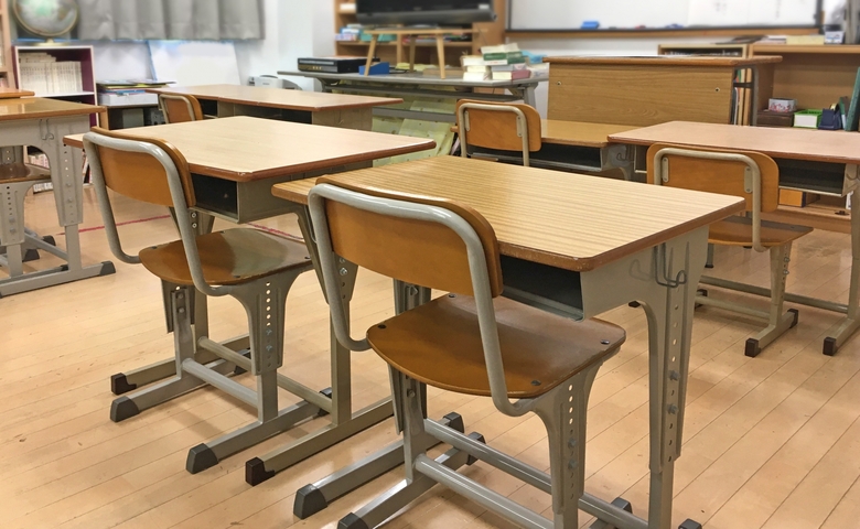 「くっさ…！」授業中に異変。机の中から出てきた正体に絶句したワケは【体験談】