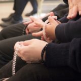 「ちょっ…やめて…！」法事でまさかの爆笑！？真面目な空気の中で起きた珍事件【体験談】
