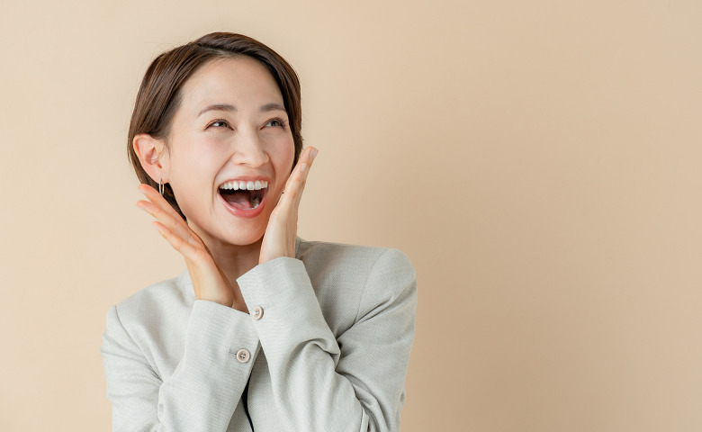 喜ぶ女性