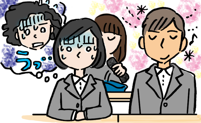 隣の席の男子生徒の香水のにおいに耐えられず顔が青ざめている女子生徒と、その背後で備長炭の消臭剤を取り出す別の女子生徒のイラスト