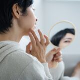 50代のメイクは「清潔感」がポイント？私が見直した「肌と髪」のバランスとは【体験談】