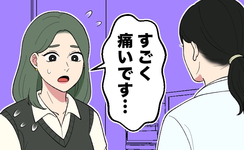 診察室で、冷や汗をかき不安そうに医師に「すごく痛いです」と症状を訴えている女性