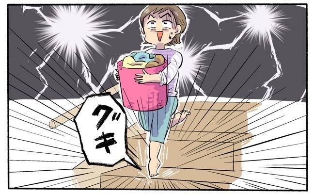 足を怪我する女性