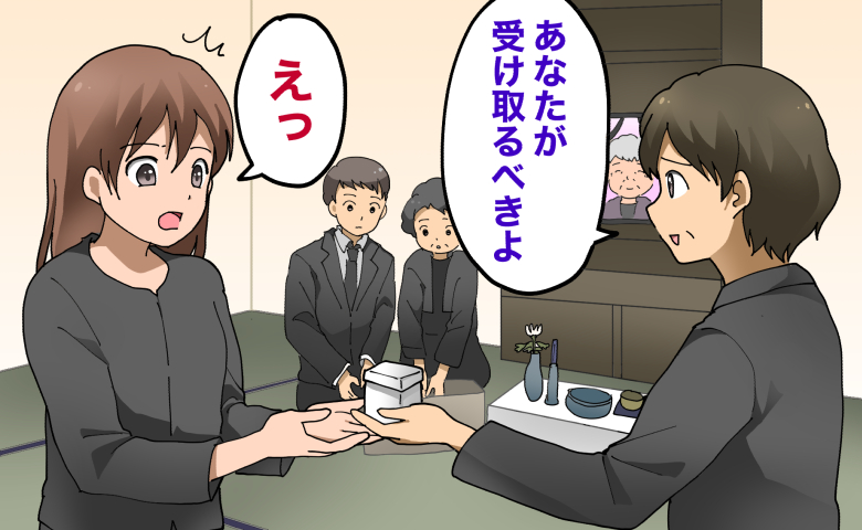 義母の仏壇の前で形見分けをするなか、義姉から「あなたが受け取るべきよ」と白い小箱を手渡され、驚いている女性の様子