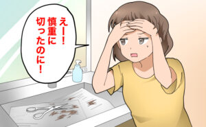 洗面台の前で前髪を自分で切り思い通りの仕上がりにならずにショックを受け、「えー！慎重に切ったのに！」と両手で前髪を押さえて絶望している女性