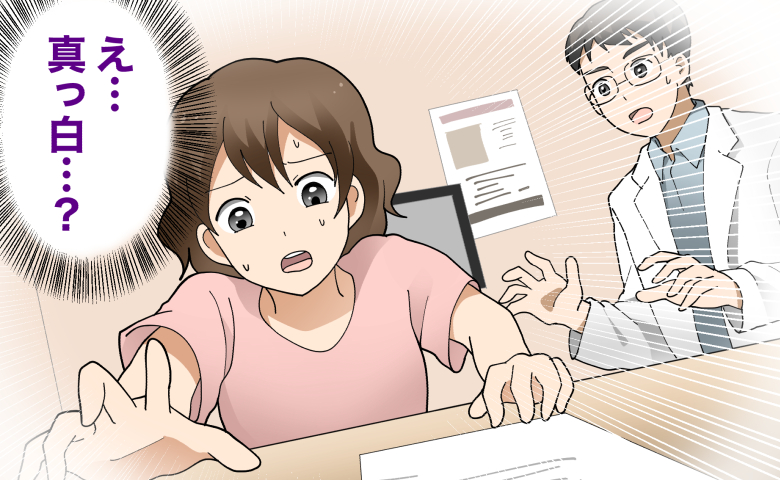 診察室で「え…真っ白…？」と青ざめた表情で倒れそうな女性と、その後ろで驚いた様子の医師